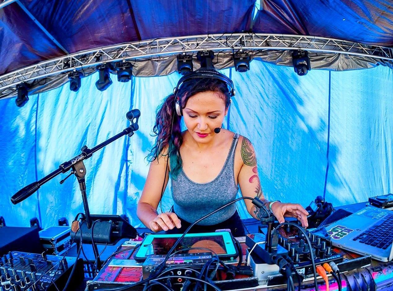 Ill-esha spelar i Sennheisers och Neumanns monter 17:00 den 25 januari. ​
(Foto från Ill-esha)​