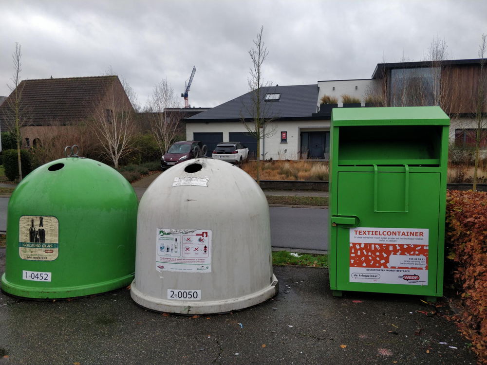 glasbollen en textielcontainer