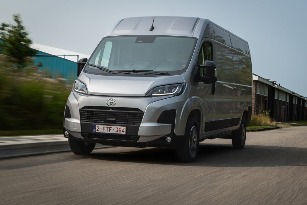 Toyota Proace MAX with background