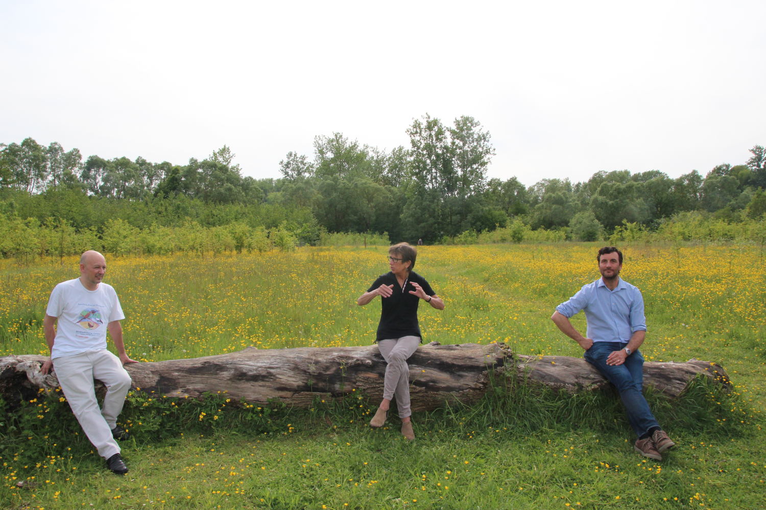 Vlnr: Wouter Mertens van Natuurpunt Ninove , gedeputeerde Riet Gillis en Wouter Vande Winkel, schepen van mobiliteit en Klimaat van Ninove in het geboortebos in Ninove, aan het Denderpad van Natuurpunt. 
