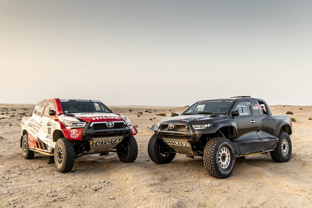 Left: 2021 Dakar Hilux, Right: 2022 Dakar Hilux (Prototype）