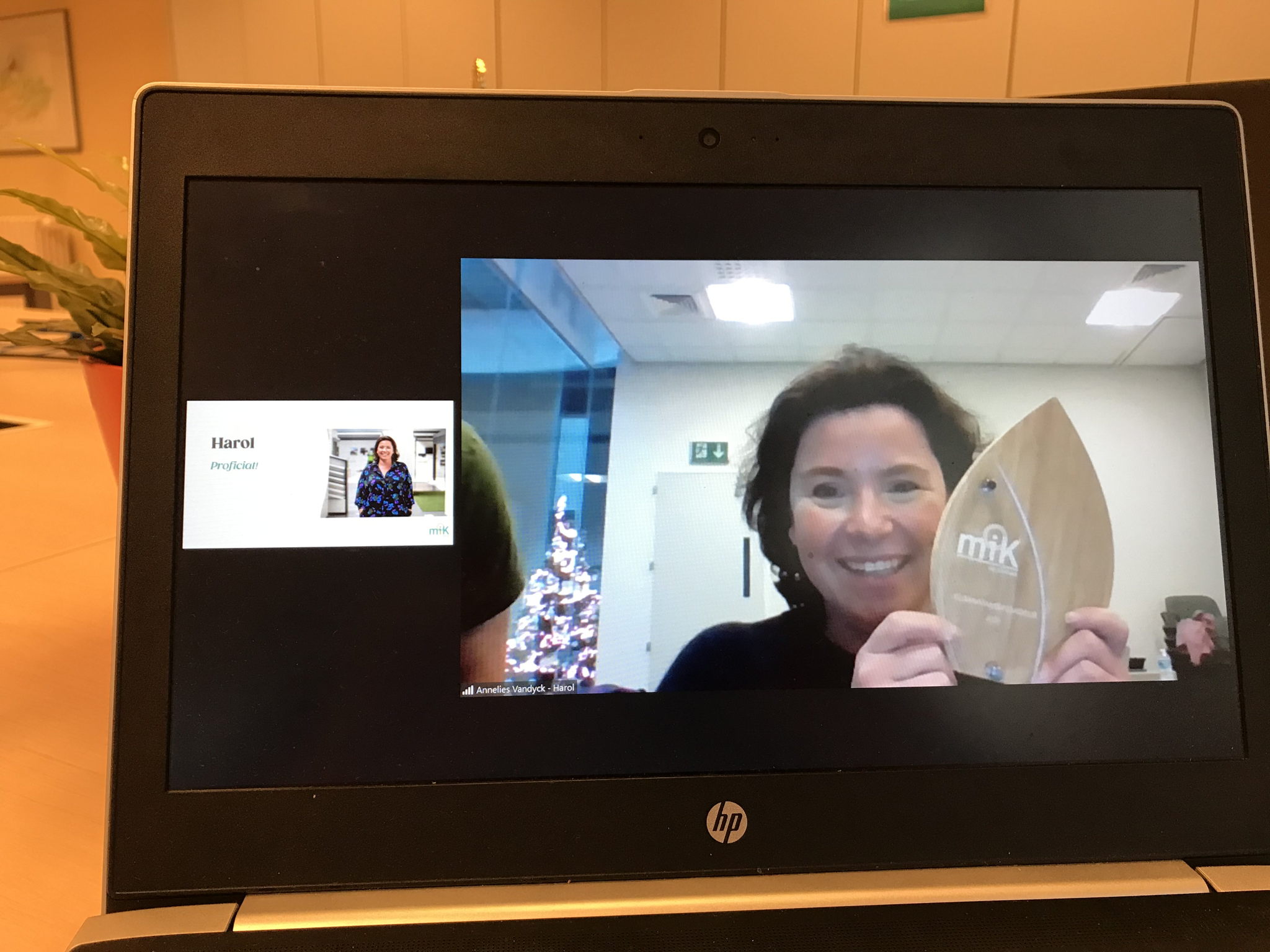 De uitreiking vond virtueel plaats met een live unboxing. Winnaar Harol (hier CEO Annick Draelants) mocht de trofee uitpakken.