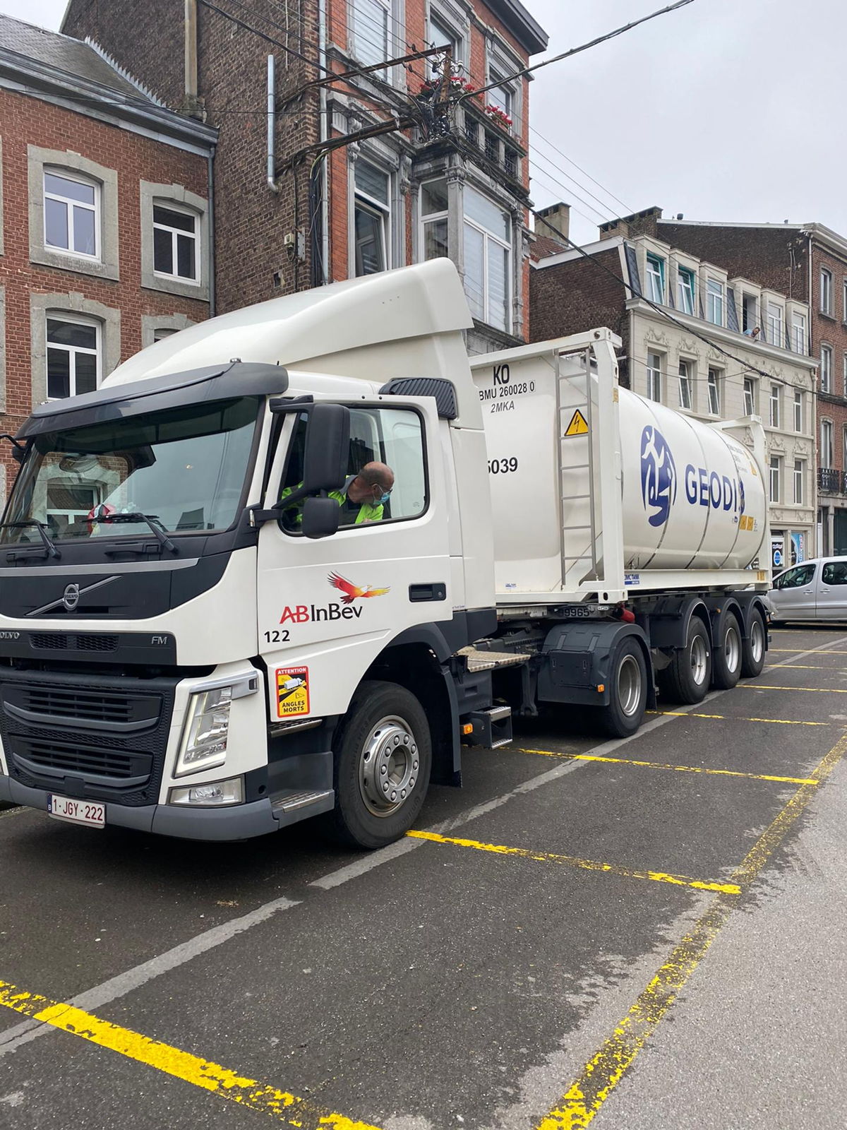 Camion-cisterne rempli d'eau potable en route vers Liège