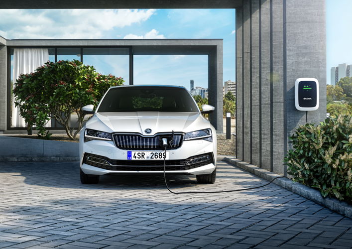 The third generation produced since 2015 received a comprehensive update in 2019. At the beginning of next year, the SUPERB iV with plug-in hybrid drive (photo) will join the series.