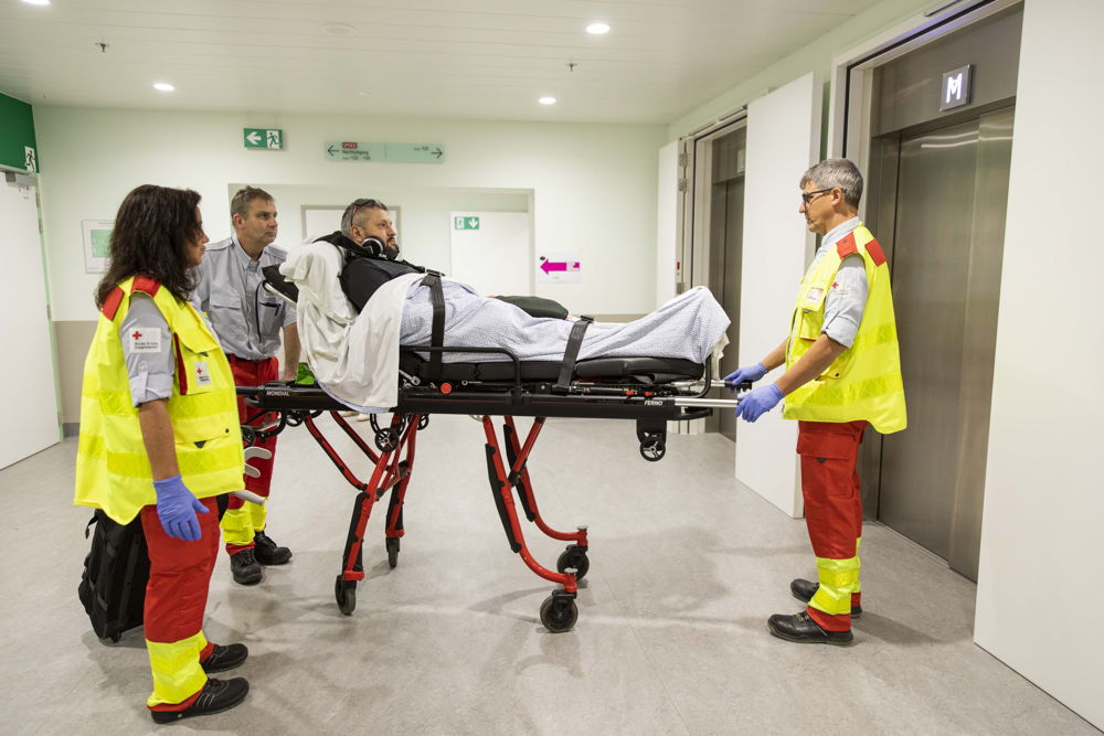 Medewerkers van Rode Kruis Vlaanderen brengen een patiënt van ZNA Stuivenberg naar diens nieuwe patiëntenkamer in ZNA Cadix. (Foto: ZNA / Dirk Kestens)