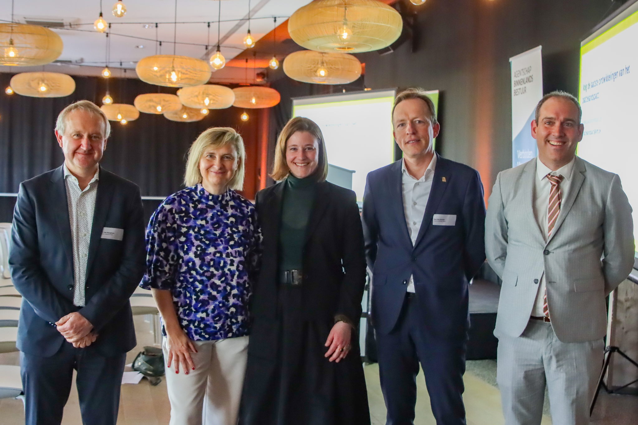 ©Wouter Vervaeck - Dirk Van Gijseghem (afdelingshoofd platteland en mestbeleid VLM), minister Hilde Crevits, Stephanie Van Opstal (beleidsmedewerker platteland VLM), Bart De Schutter (wnd. gedelegeerd bestuurder VLM), Kevin Grauwels (diensthoofd plattelandsbeleid VLM) ©Wouter Vervaeck - Dirk Van Gijseghem (afdelingshoofd platteland en mestbeleid VLM), minister Hilde Crevits, Stephanie Van Opstal (beleidsmedewerker platteland VLM), Bart De Schutter (wnd. gedelegeerd bestuurder VLM), Kevin Grauwels (diensthoofd plattelandsbeleid VLM)