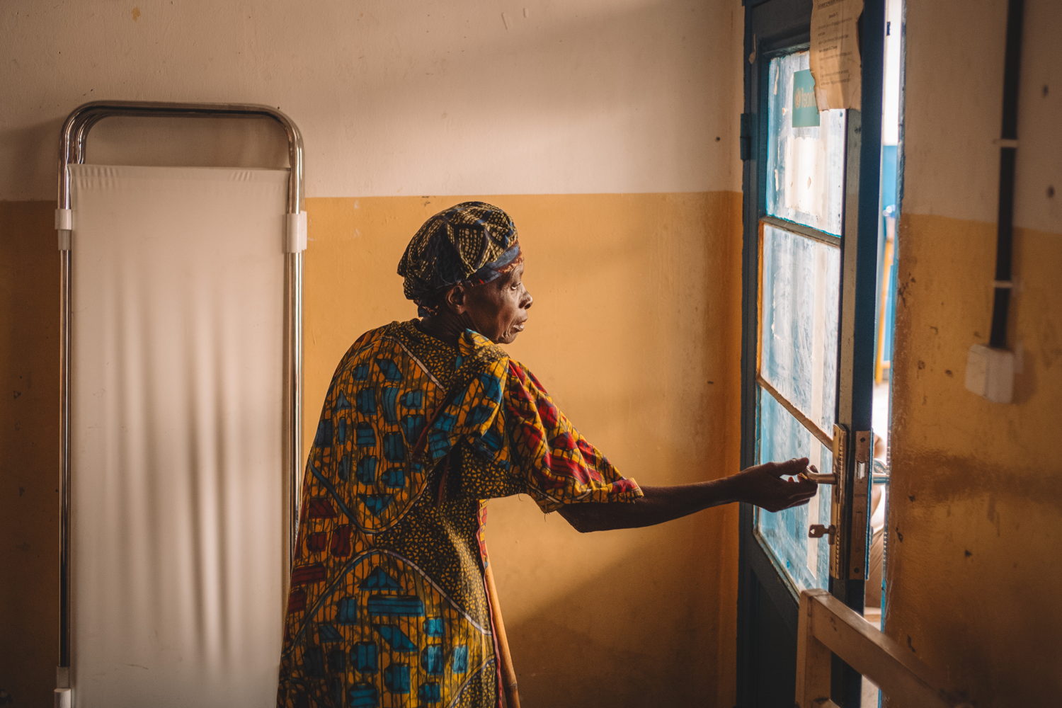 Jeanne Nyirarwango, 64 ans, originaire de Rugari dans le territoire de Rutshuru, quitte la salle de consultations du centre de santé de Kanyaruchinya soutenu par MSF au nord de Goma, Nord-Kivu, République démocratique du Congo, 3 janvier 2024. Copyright : Philémon Barbier 