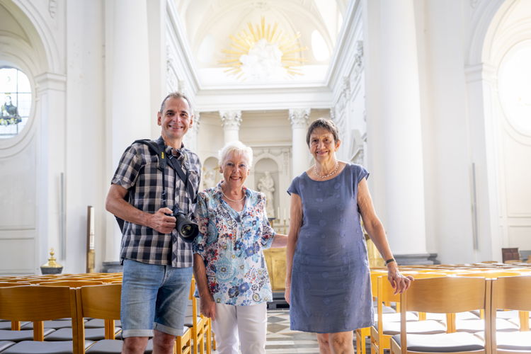 Vrijwilligers Dani, Mia en Bregt inventariseerden mee in de kerk van Vlierbeek. (foto Jan Crab) Vrijwilligers Dani, Mia en Bregt inventariseerden mee in de kerk van Vlierbeek. (foto Jan Crab)
