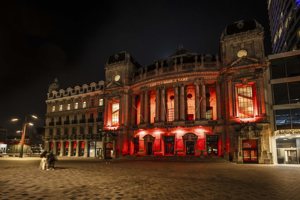 De roodverlichte gevel van de Opera in Antwerpen, n.a.v. de opera Ernani en de oproep van ZAS Hartcentrum om naar je hart te luisteren. . (Foto: ZNA / Dirk Kestens)