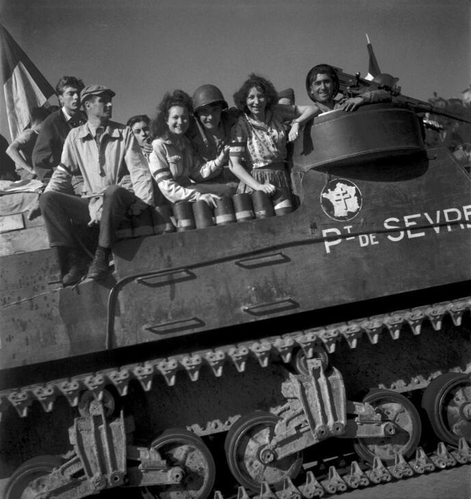 Young men and women climbed onto a tank of General Leclerc's 2nd Armoured Division to share their joy with the soldiers. AKG10778568 © René Zuber / akg-images
