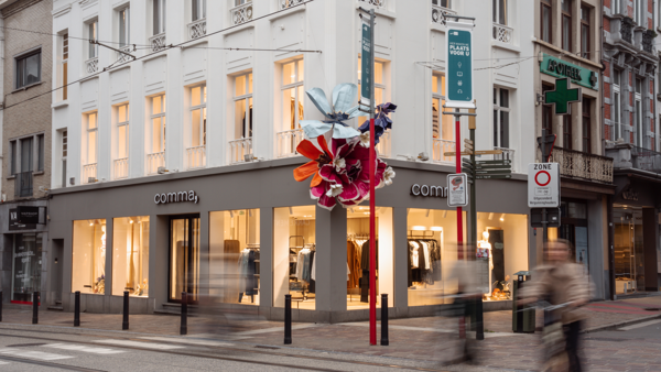 Comma viert opening van de nieuwe winkel in Gent en zet de bloemen buiten met een kunstinstallatie aan de façade