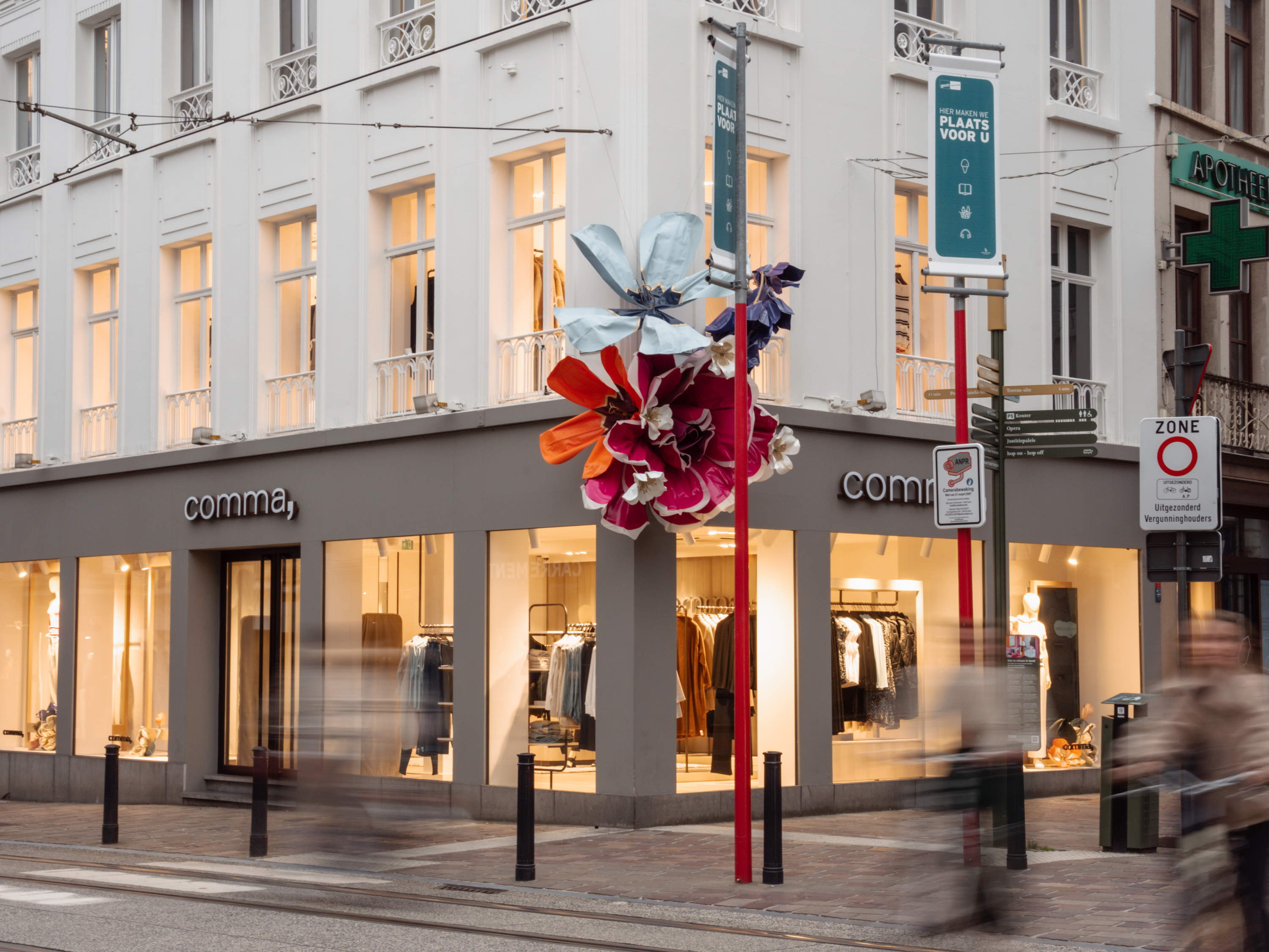 Comma viert opening van de nieuwe winkel in Gent en zet de bloemen buiten met een kunstinstallatie aan de façade