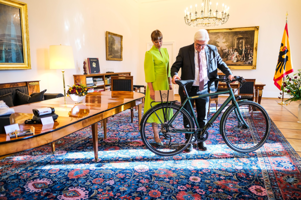 Estlands Präsidentin besucht den E-Bike-Hersteller Ampler und macht auf die Bedeutung des nachhaltigen Verkehrs aufmerksam
