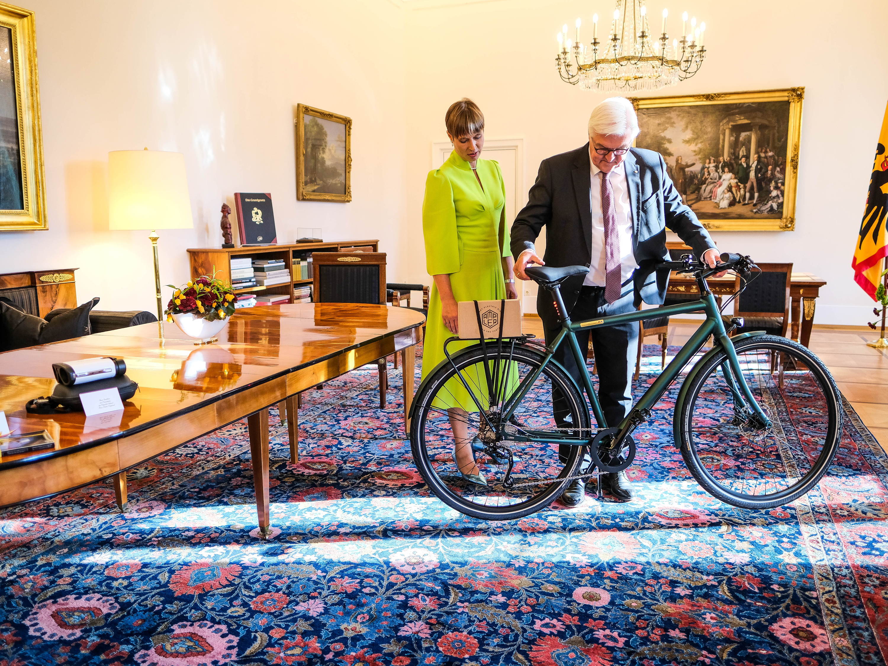 Estlands Präsidentin besucht den E-Bike-Hersteller Ampler und macht auf die Bedeutung des nachhaltigen Verkehrs aufmerksam