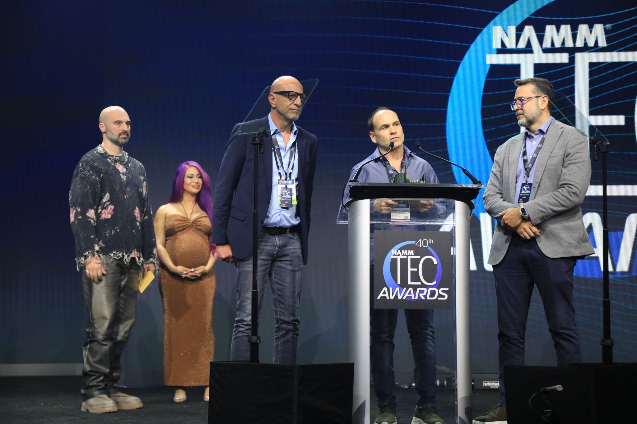 Barry Mitchell, Jimmy Landry en Hugo Caballero van Sennheiser (van links naar rechts) nemen de TEC Award voor Headphone/Earpiece Technology in ontvangst.