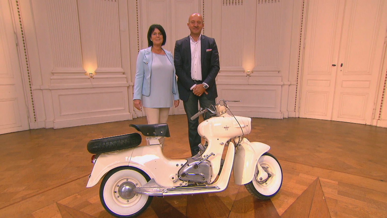 Sonja en Winny met Italiaanse scooter