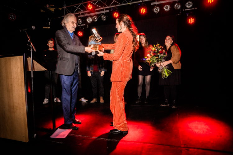 Tess Uytterhoeven ontvangt de Ha! van Humo uit de handen van Humo-oppervader Guy Mortier. - Beeld Wouter Van Vaerenbergh