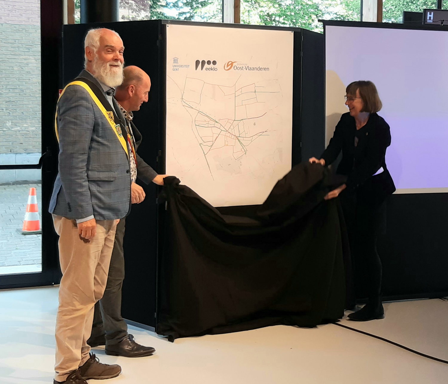 onthulling fietsroutekaart - vlnr. schepen Michel De Sutter, burgemeester Luc Vandevelde, gedeputeerde Riet Gillis