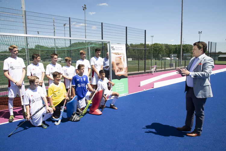 Francis Parisis, Président de la Hockey Federation Luxembourg, parlant aux joueurs