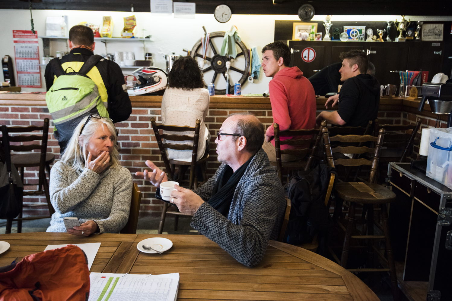 Regie-assistente Ann Ricour in gesprek met Bart Van Avermaet (c) Alex Vanhee/ VRT 