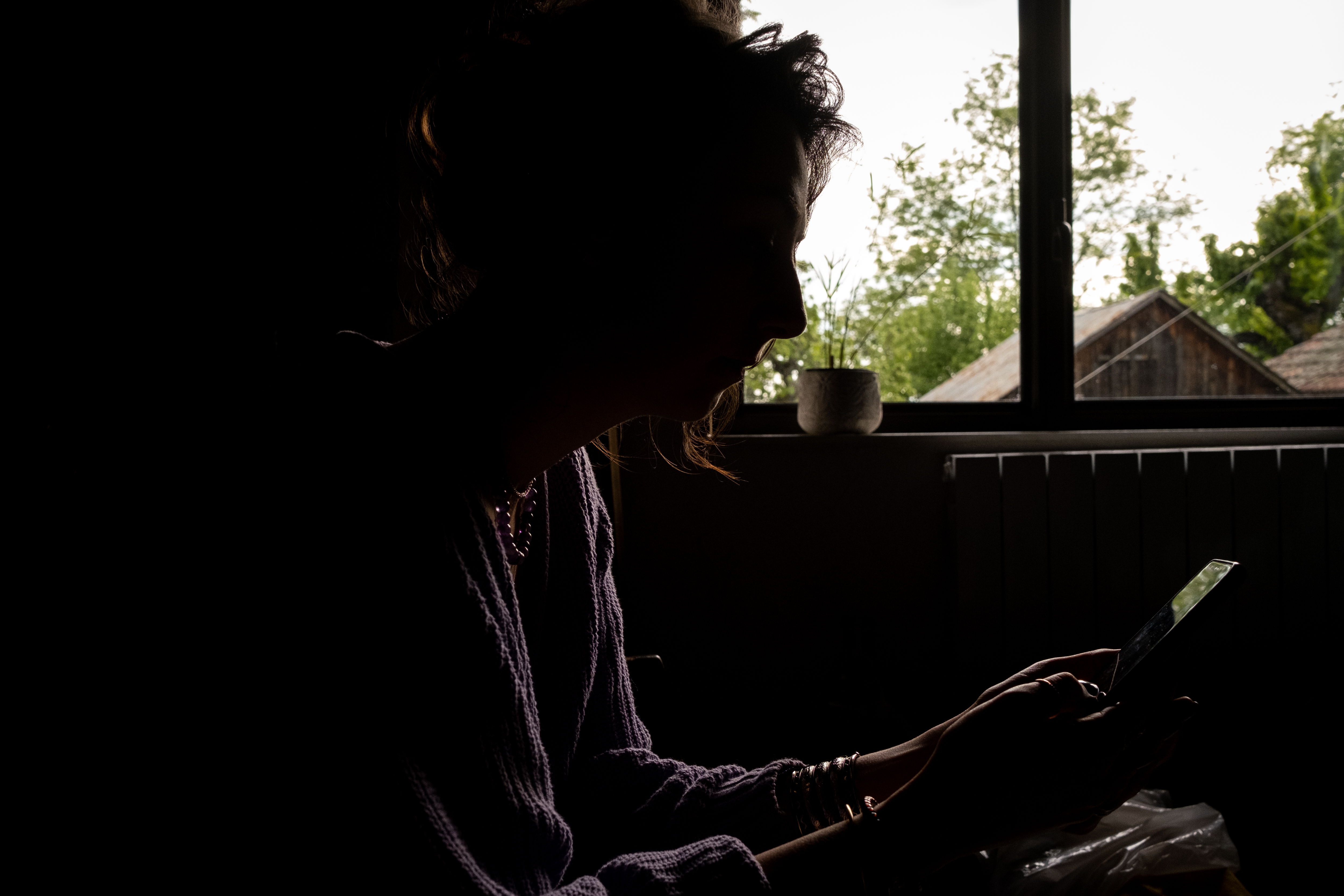 Girl checking social media on phone © PHOTO HANS LUCAS COLLECTION