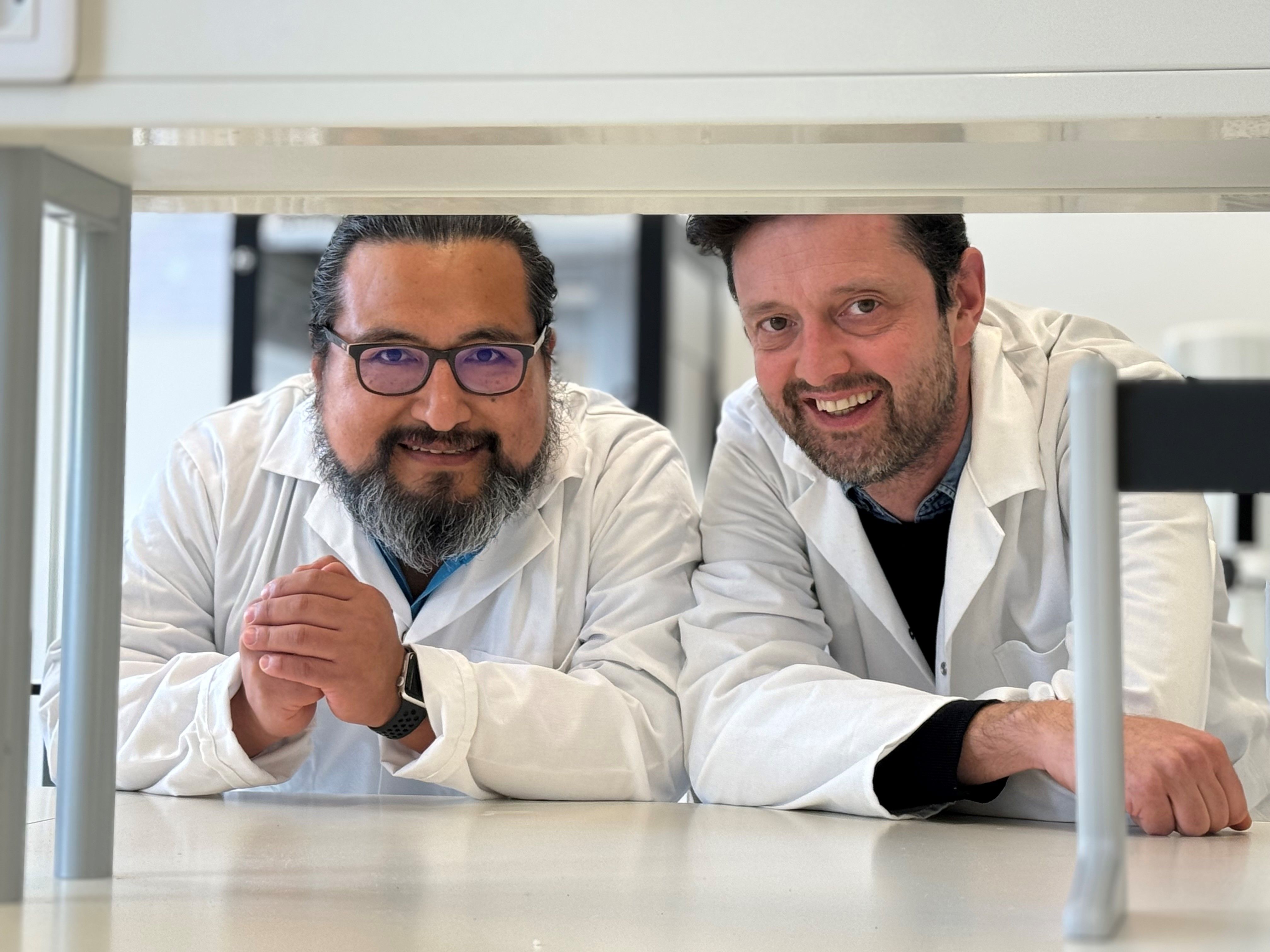 Dr. Raul Yhossef Tito-Tadeo, first author and postdoc at the Raes Lab (left) and Professor Dr. Jeroen Raes, PI and Vice-Director at VIB-KU Leuven Center for Microbiology and Rega Institute, Faculty of Medicine, KU Leuven. (Right)