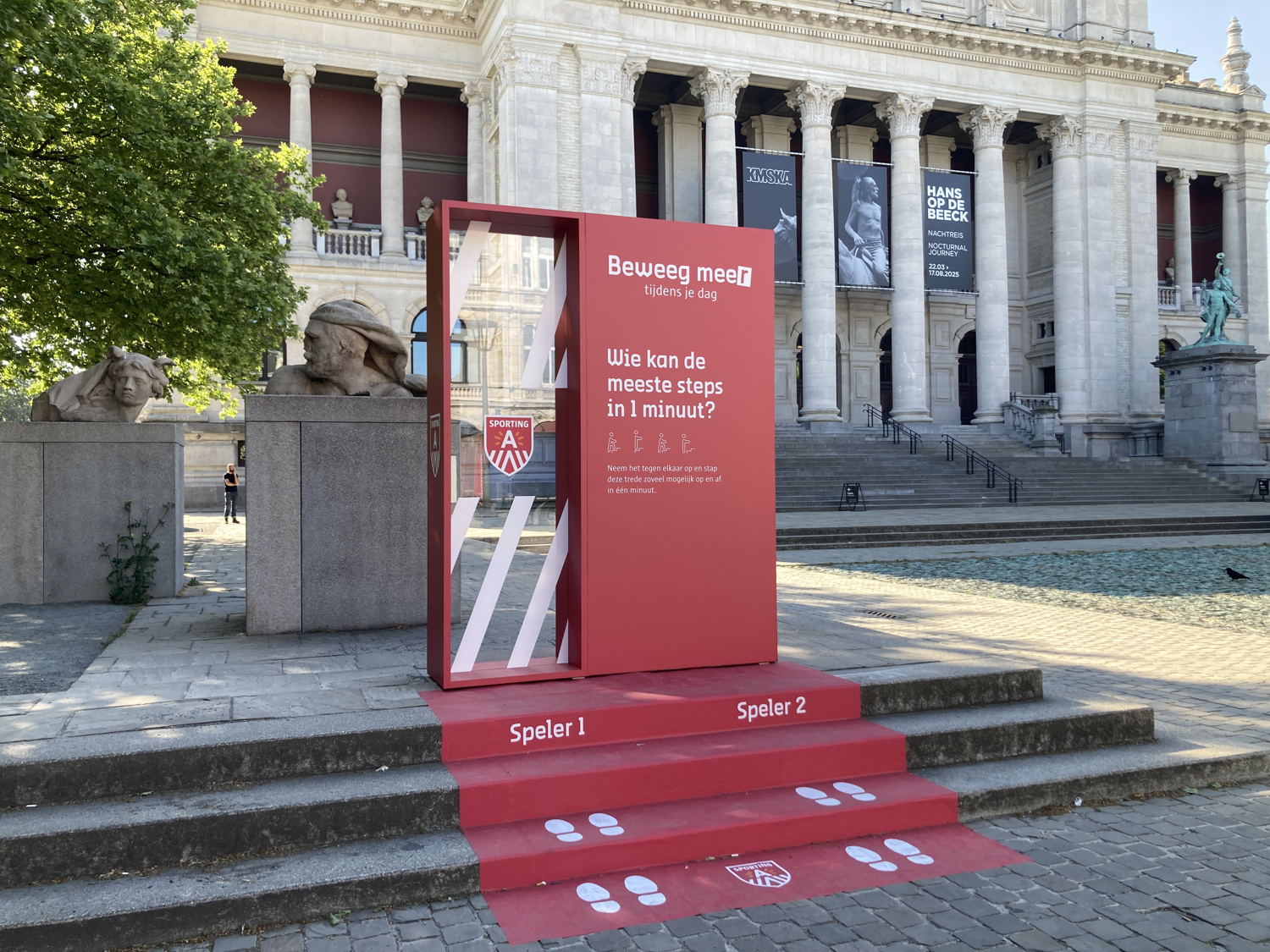 Beweeginstallatie op Leopold de Waelplaats - liggend beeld