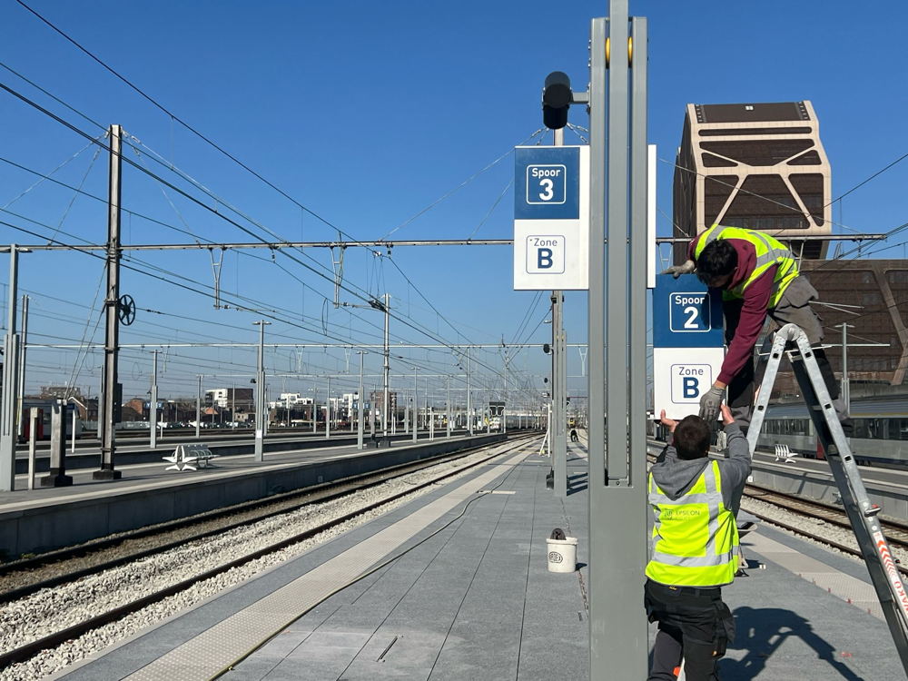 Aan perron 2-3 worden de laatste werken uitgevoerd.