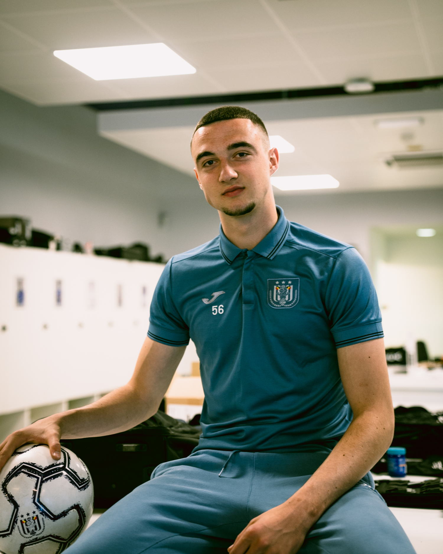 Zeno Debast in de kleedkamer van RSCA. © RSCA Studio