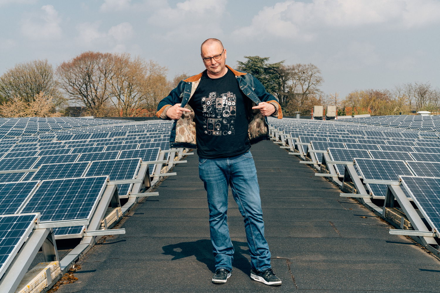 Peter Colpaert (Herent) devant son installation de panneaux solaires. © Illias Teirlinck