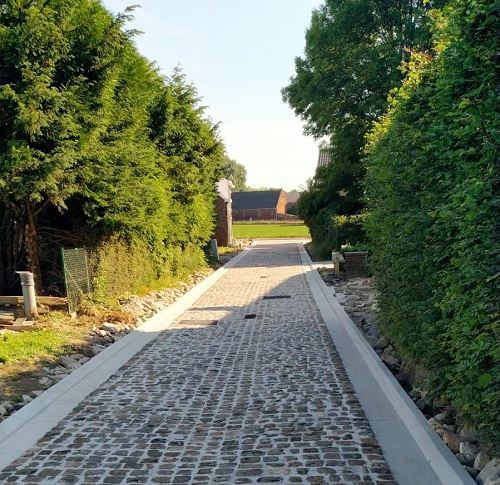 De aanliggende Veldstraat staken we in een nieuw kleedje door de aanleg van een kasseiverharding. De aanliggende Veldstraat staken we in een nieuw kleedje door de aanleg van een kasseiverharding.