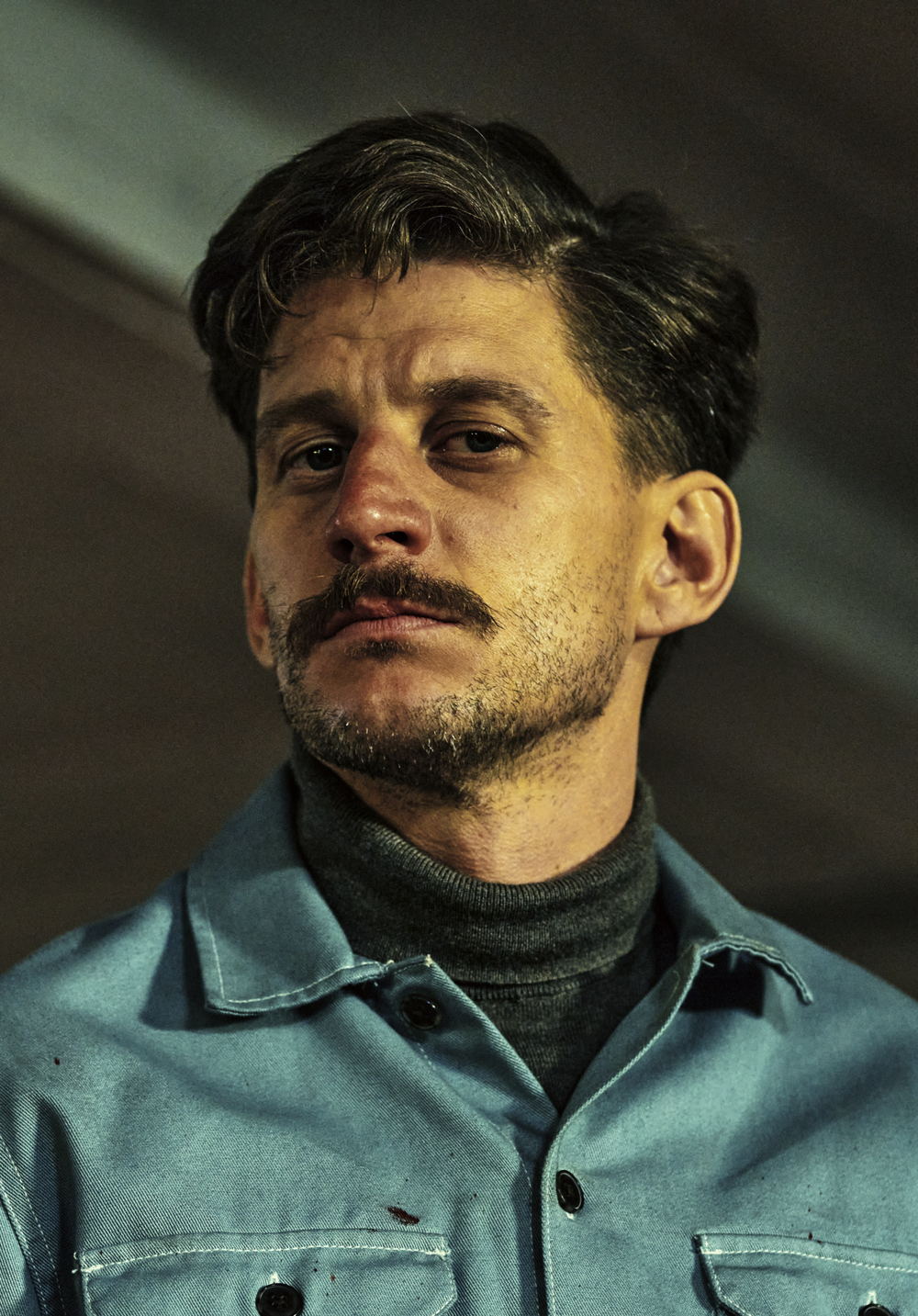 Titus De Voogdt als adjudant Philippe Debels - (c) Eyeworks Film & TV Drama / Thomas Nolf.