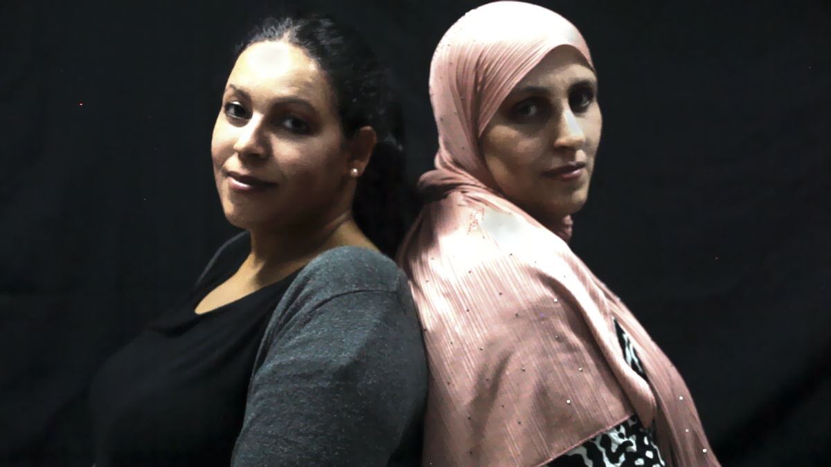 Selma et Sarima pendant l'une des sessions d'enregistrement de l'atelier de cinéma participatif          © Reel Borders