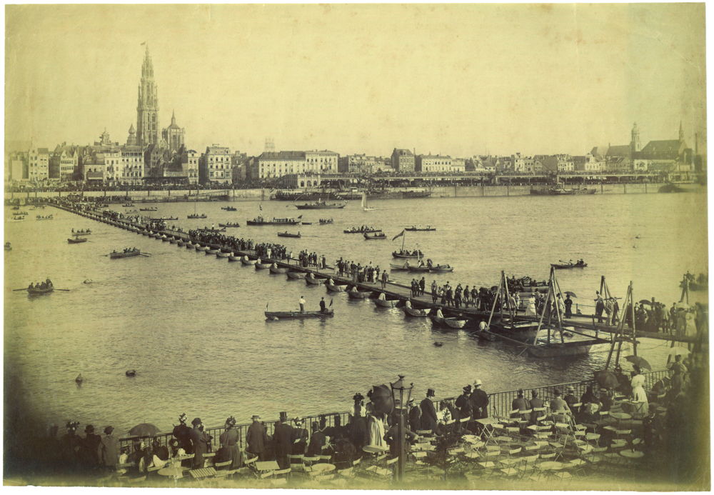 Over de Schelde hebben de pontonniers van de Artillerie een 380m lange brug geslagen op 12 augustus 1895 naar aanleiding van het eeuwfeest voor de vrijmaking van de Schelde door de Fransen in 1794. 