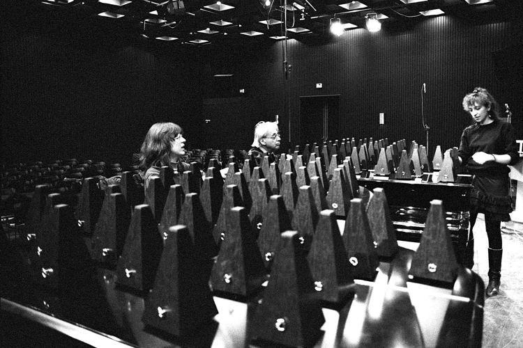 György Ligeti, Calliope Tsoupaki, Louise Duchesneau tijdens voorbereidingen voor Poème Symphonique in 1988 ter gelegenheid van zijn 65ste verjaardag - Stedelijk Museum Amsterdam (c) Co Broerse