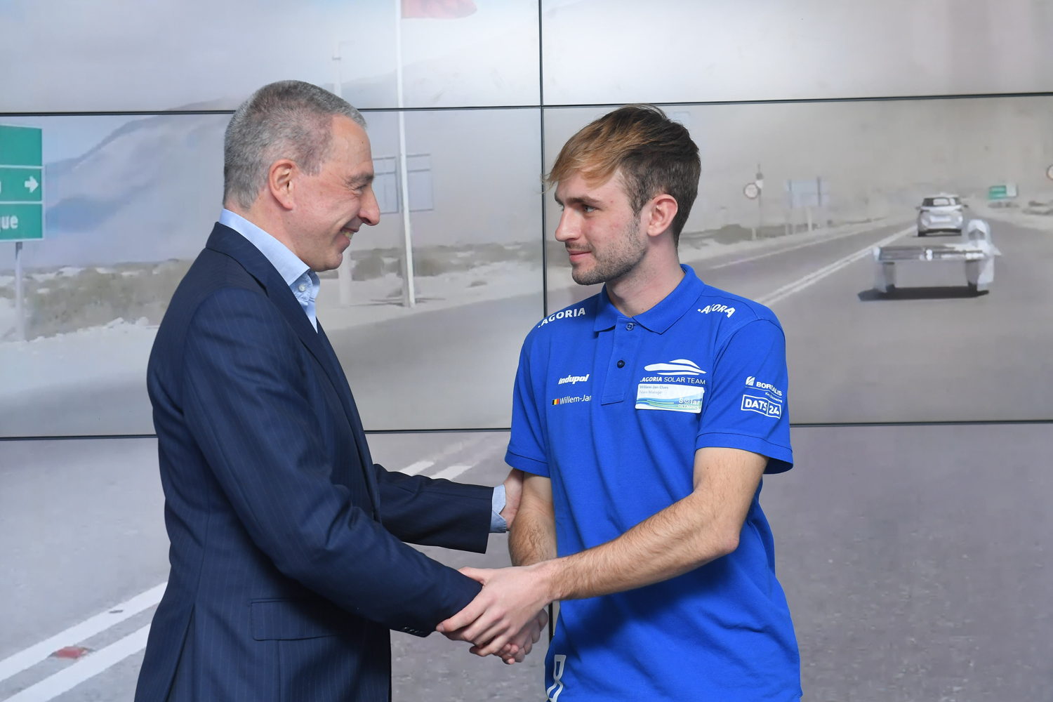 Marc Lambotte, CEO van Agoria, schudt de hand met Willem-Jan Claes, Teamleider van het Belgische Solar Team