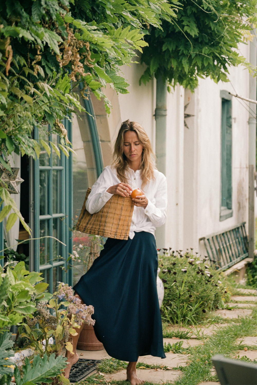 Mardi Editions - Agathe shirt - White cotton gauze (€145) and Margaux Skirt - Navy Blue Silk (€165)