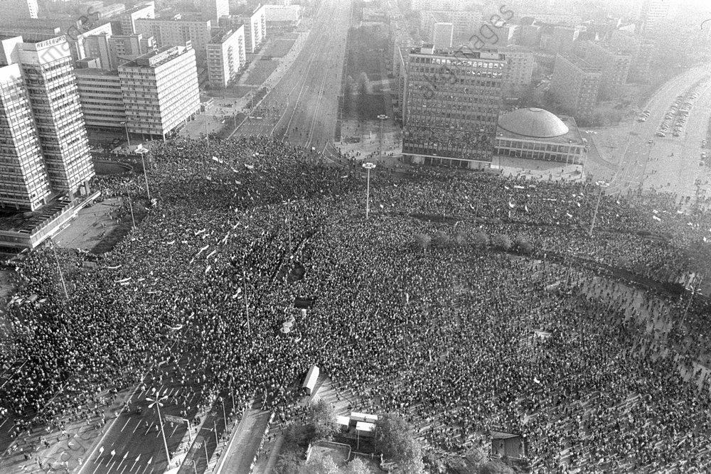 Berlin 4.11.1989: View of a demonstration during a protest at Alexanderplatz / AKG901962
