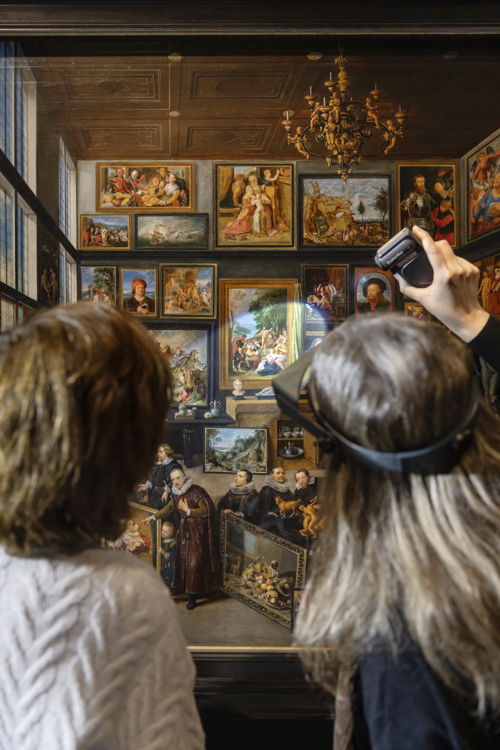 Conditiecheck De Kunstkamer van Cornelis van der Geest voor vertrek naar Madrid3, foto Ans Brys