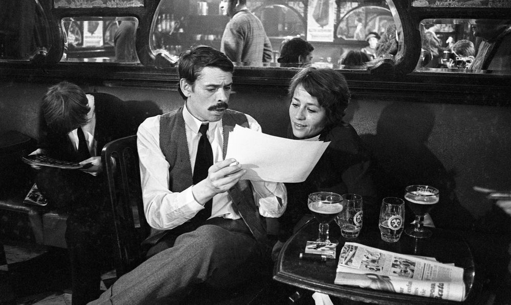 Jacques Brel et Annie Girardot relisent leur scène lors du tournage du film "La Bande à Bonnot" en 1968 (c) Odette Dereze / GermaineImage / akg-images