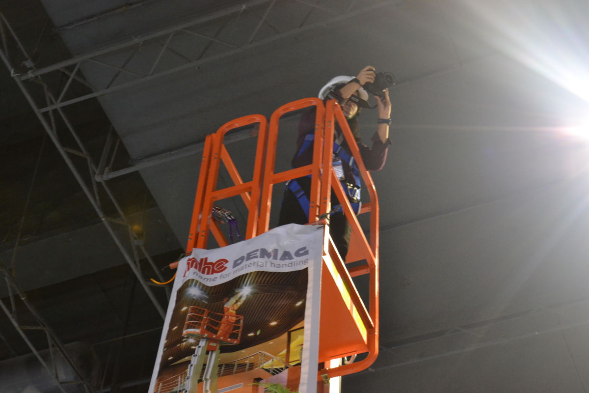 A photographer rides the MHE-Demag vertical lift for
the perfect vantage point.