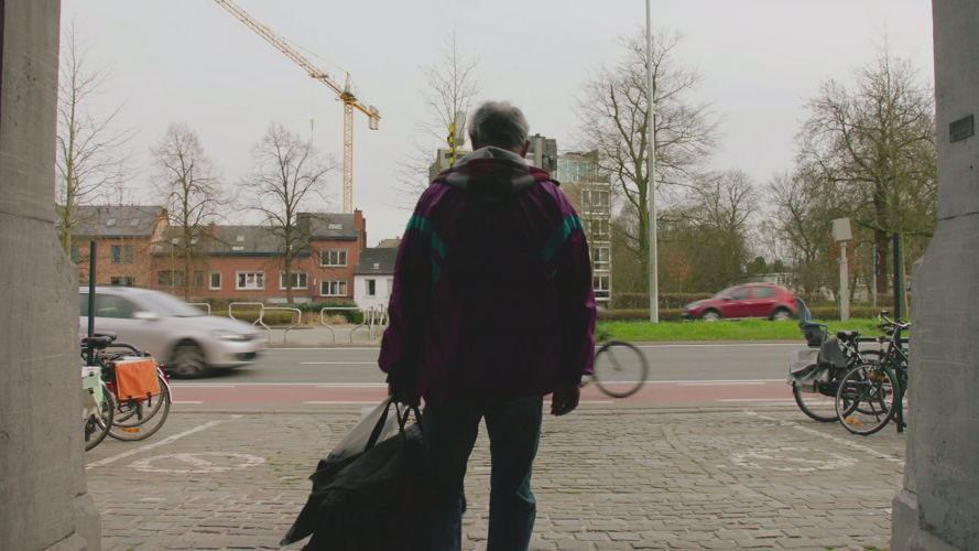 Eddy verlaat de gevangenis (c) VRT- Onder embargo tot en met vrijdag 9 juni 20.40 uur Eddy verlaat de gevangenis (c) VRT- Onder embargo tot en met vrijdag 9 juni 20.40 uur