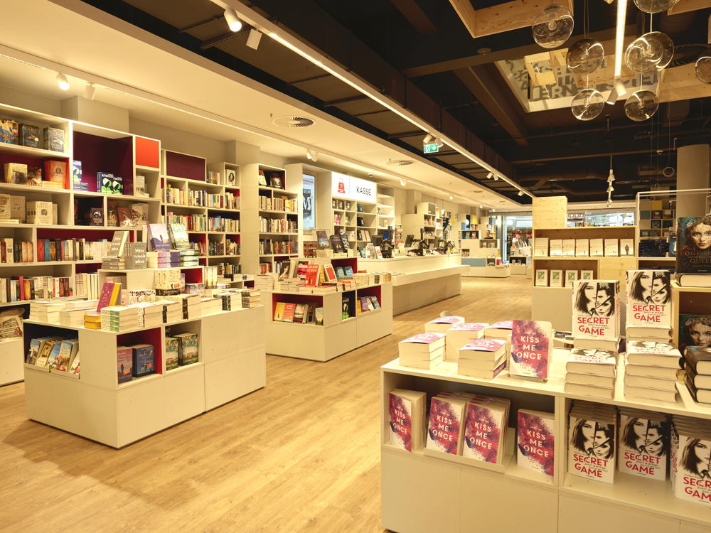 Im Buchshop der Zukunft werden Bücher „lebendig", die Filiale wird zu einer Bühne.
Copyright: Hugendubel