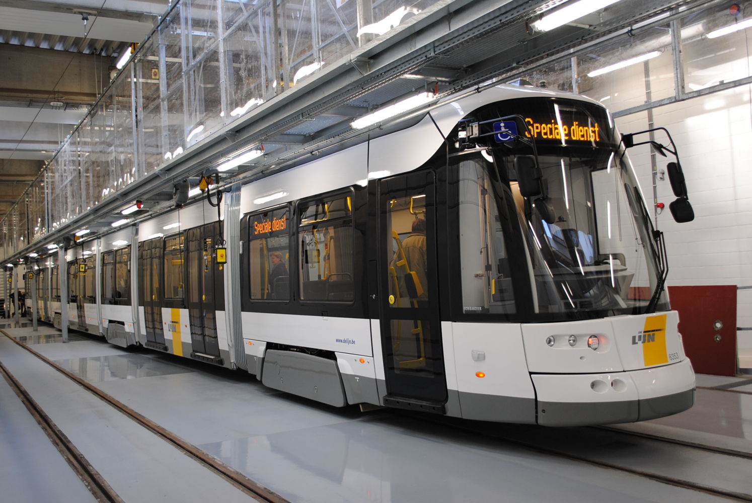 De nieuwe Flexity 2-tram (43 m) van De Lijn in de nieuwe tramwerkplaats in de stelplaats Gentbrugge.