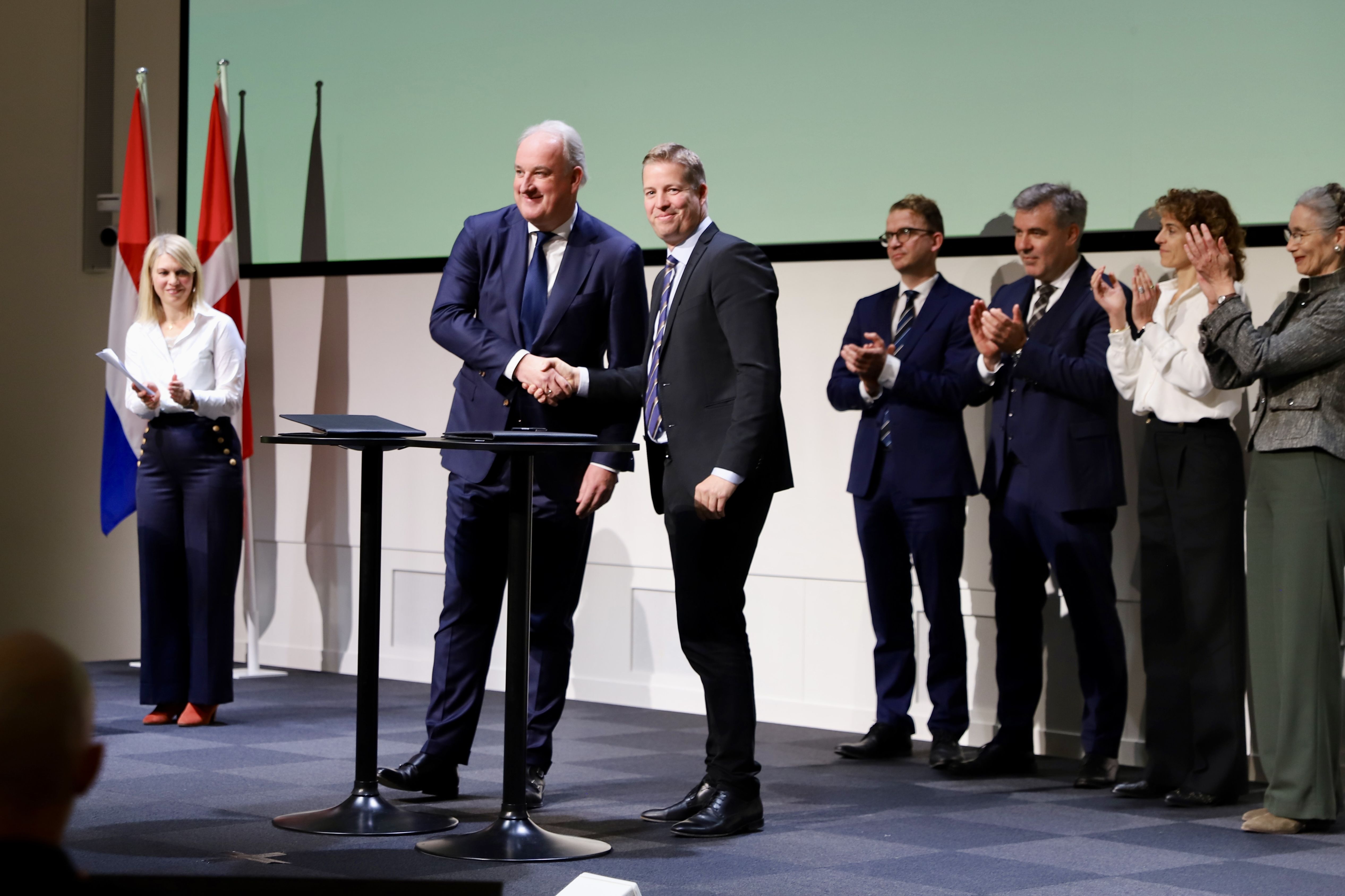 Van links naar rechts: Edwin de Vries, directeur Wagenborg Offshore en Mads Wade, Head of INEOS Energy Denemarken bij de ondertekening