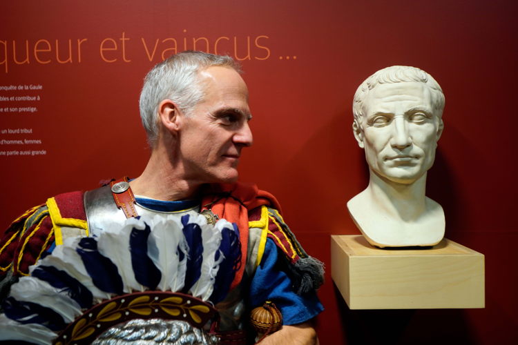 Re-enactor van Legio XI bij Caesarbuste, beide bekend van 'Het Verhaal van Vlaanderen'