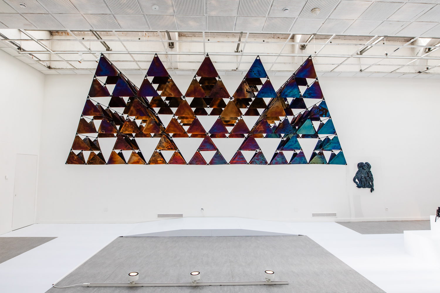 Dimitris Theocharis, A Geometry of Togetherness, 2025. Exhibition Colour. Seeing Beyond Pigment at Z33 House for Contemporary Art, Design & Architecture. Photo © Kobe Vanderzande