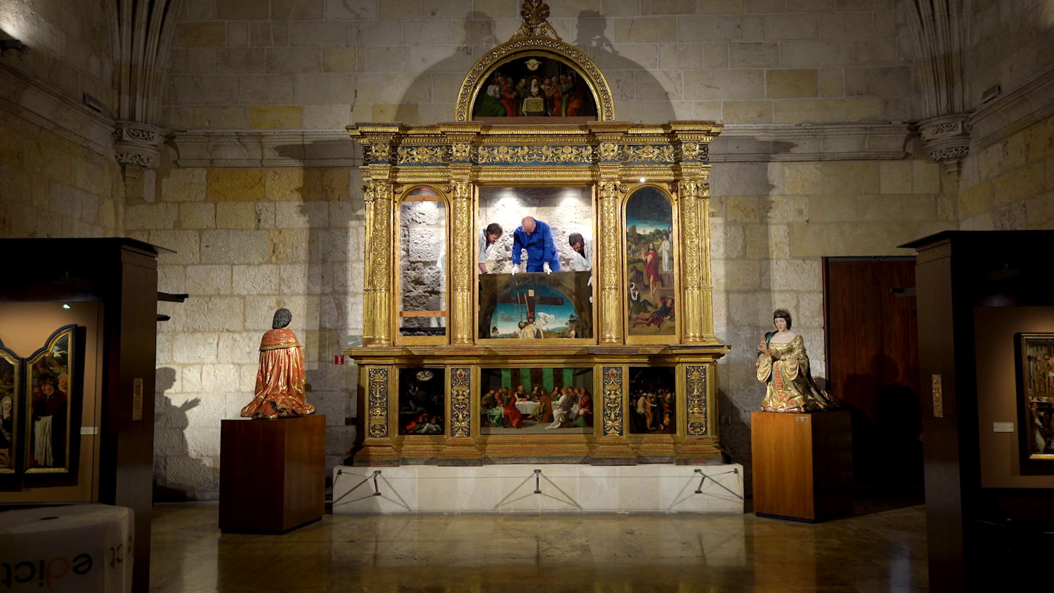 The ‘Triptych of the Descent from the Cross’ is taken out of its frame at the Capilla Real in Granada © Het Beweegt and M Leuven