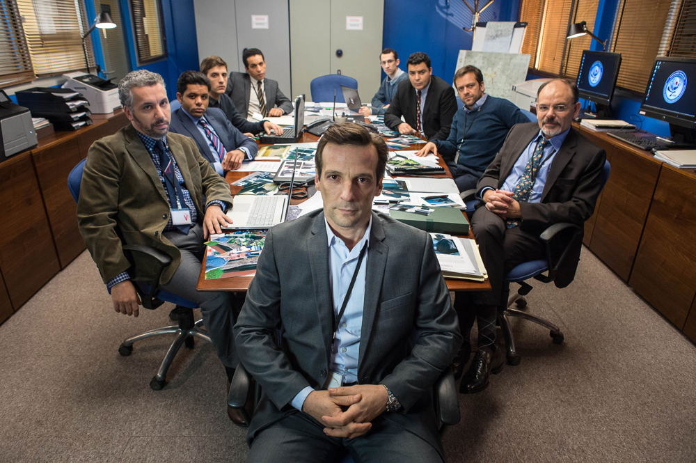 Guillaume Debailly (Mathieu Kassovitz) en zijn collega's - (c) Canal+