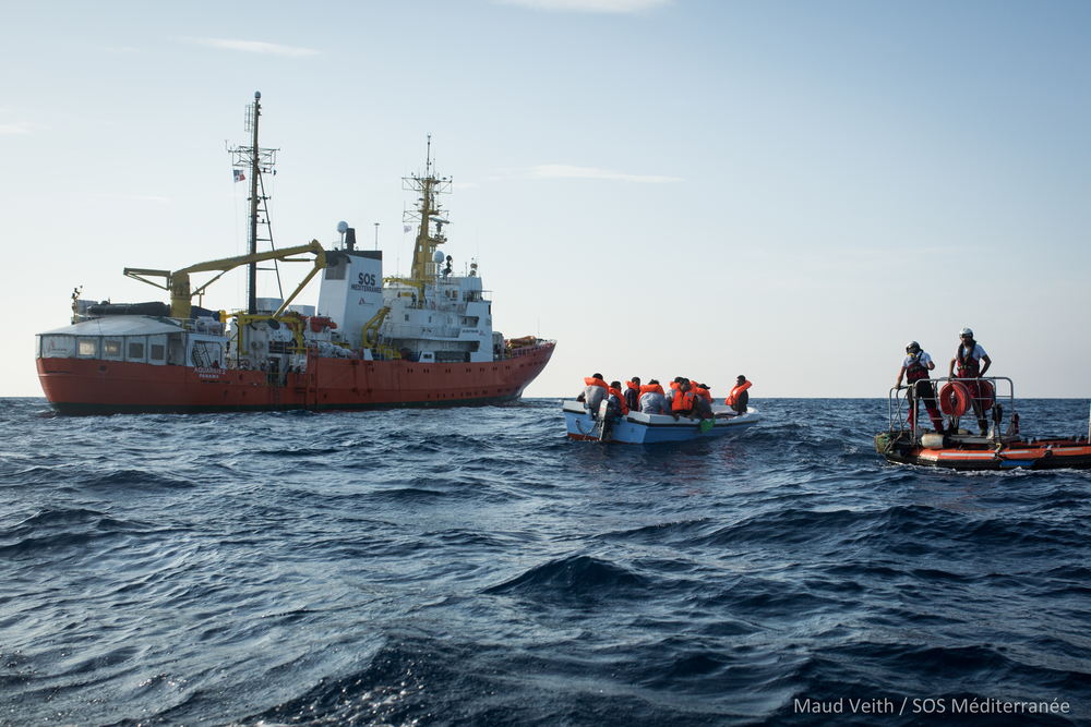 23 septembre 2018 - Au cours des 72 dernières heures, l'Aquarius a aidé deux bateaux en détresse et compte maintenant plus de 60 survivants à bord, dont plusieurs sont en détresse psychologique et fatigués par leur voyage en mer et leur expérience en Libye. © Maud Veith/SOS Méditeranée